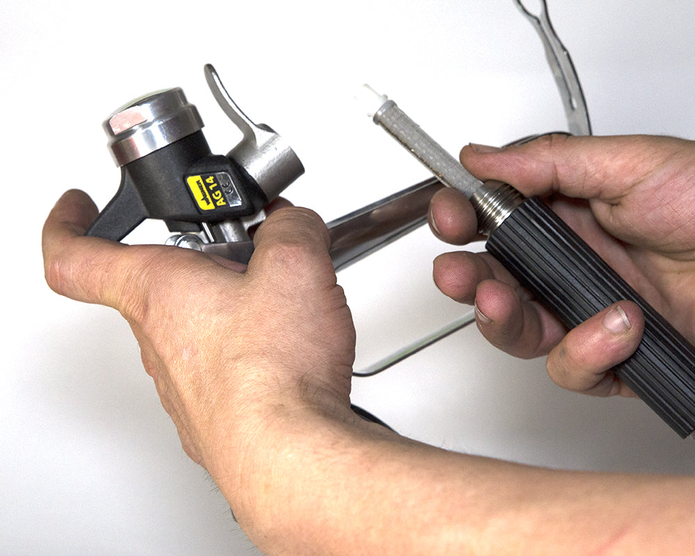 Airless-Pistole AG14 in der Hand